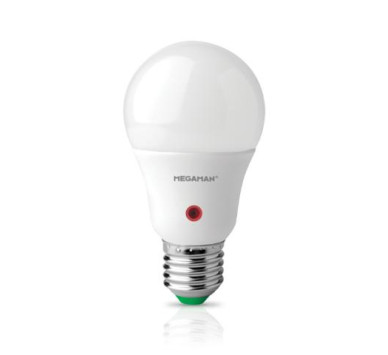 LED SENSOR DAY/NIGHT Α60 E27 8W 2800K 600LM 330' MEGAMAN
